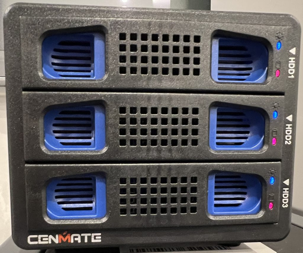 CENMATE Festplattengehäuse mit drei Bays.